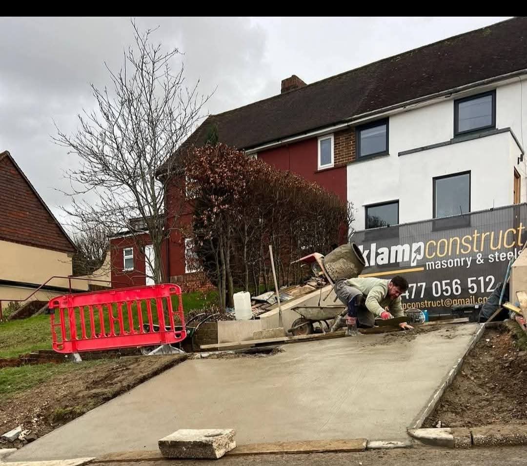 Finishing a concrete driveway slab
